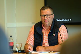 - Du må ta av deg jakken, for det her tar tid
