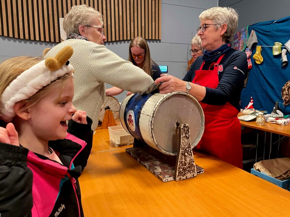 Ihne Alise Hanssen-Lilleeng på åtte år - var en av de heldige vinnerne på tombolaen, og ble den heldige vinner av hele sju premier.
 Foto: Synnøve Hanssen