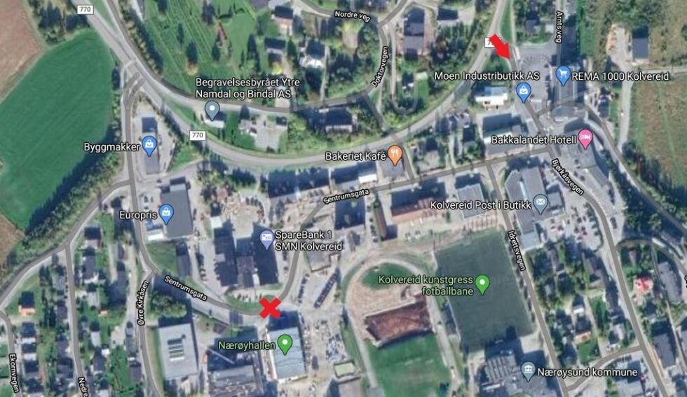 Ved idrettshallen på Kolvereid blir Sentrumsgata stengt (rødt kryss). Alternativ rute inn til Kolvereid blir å ta av på Bjørkåsvegen (rød pil).
 Google Maps