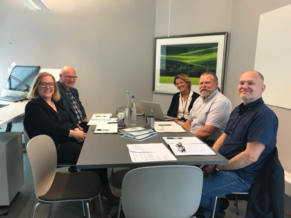 Strategi- og plansjef i Nærøysund kommune Camilla Vågan og ordfører Steinar Aspli fikk god dialog med representantene fra Opplysningsvesenets fond.