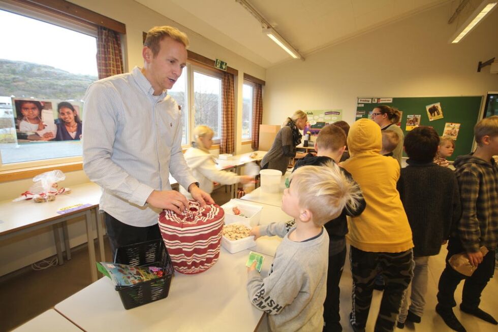 Tombolaloddene hos forelder Tormod Steen fikk bein å gå på. Her er det Odd Marius som handler.