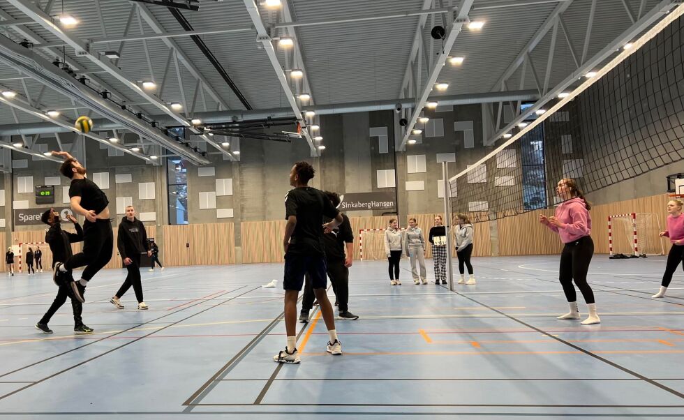 Energisk innsats på banen: Elever fra YNVS viste frem imponerende volleyballferdigheter under årets turnering.
 Foto: Marit Storfjord