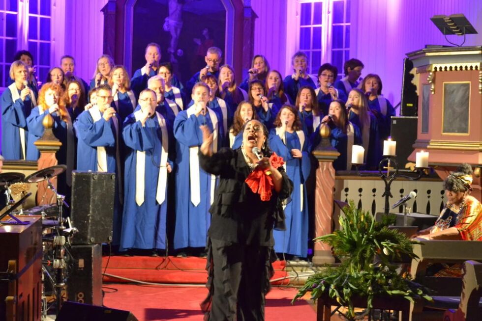 Den amerikanske gospelsangeren Angela Primm holdt for en stund tilbake konsert i Lundring kirke. Hun skal tilbake til Ytre Namdal igjen. Bare at denne gangen er det i Rørvik kirke det skjer.
 Arkivfoto