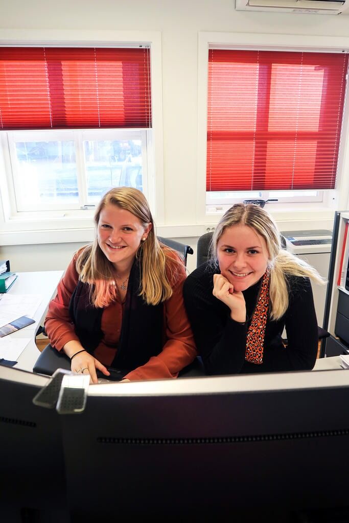 Regnskapsmedarbeider Marie M. Sætran (t.v.) deler gjerne med seg biter av arbeidshverdagen med Maren Finne.