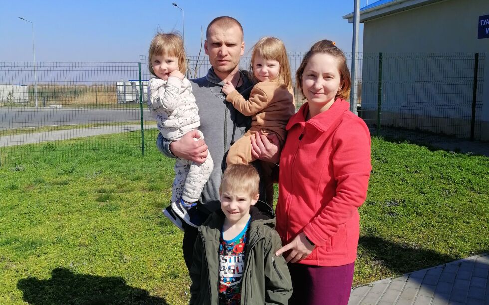 Familiebildet er vår familie ved grensen til Romania – det var på en ferge.
 Foto: Privat