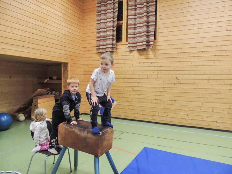 Othelius Johnsen klar for å «stupe» fra bukken, Johan Olav, Isabell og Mattis venter på tur.