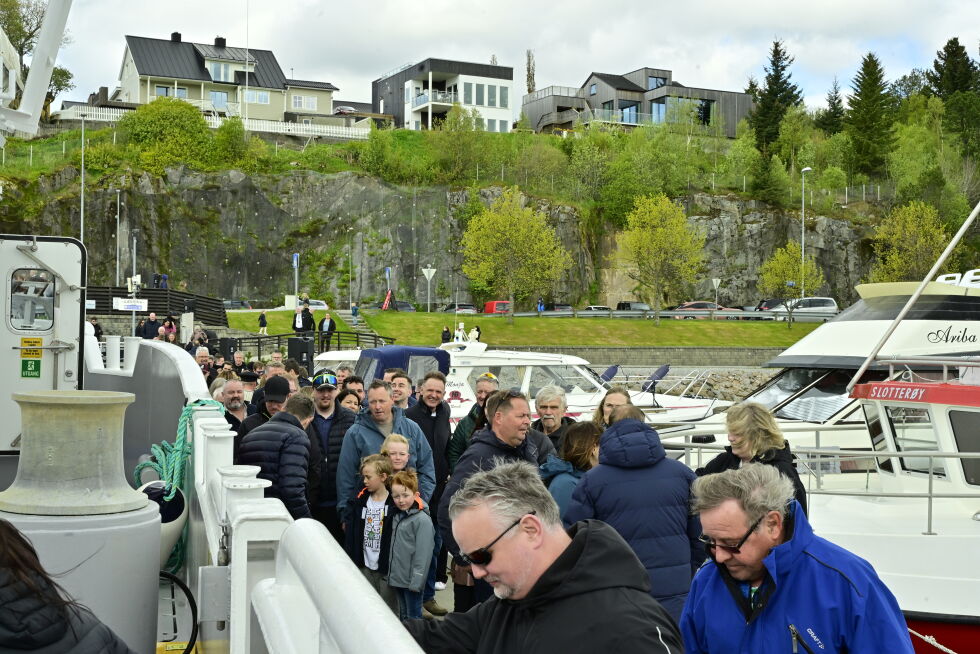 Mange tok turen for å se på den nye båten.
 Foto: Synnøve Hanssen