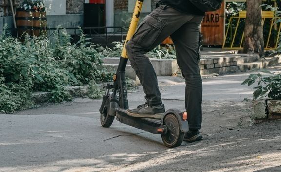 Fra torsdag kan elsparkesykler være ulovlige å bruke