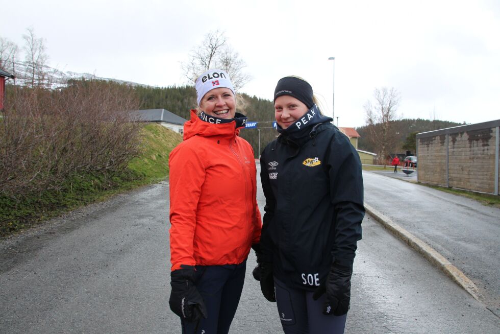 Kristin og Sofie Okstad var på Terråkbesøk i helga og hev seg med på Terråkmila.
 Foto: Lillian Lyngstad