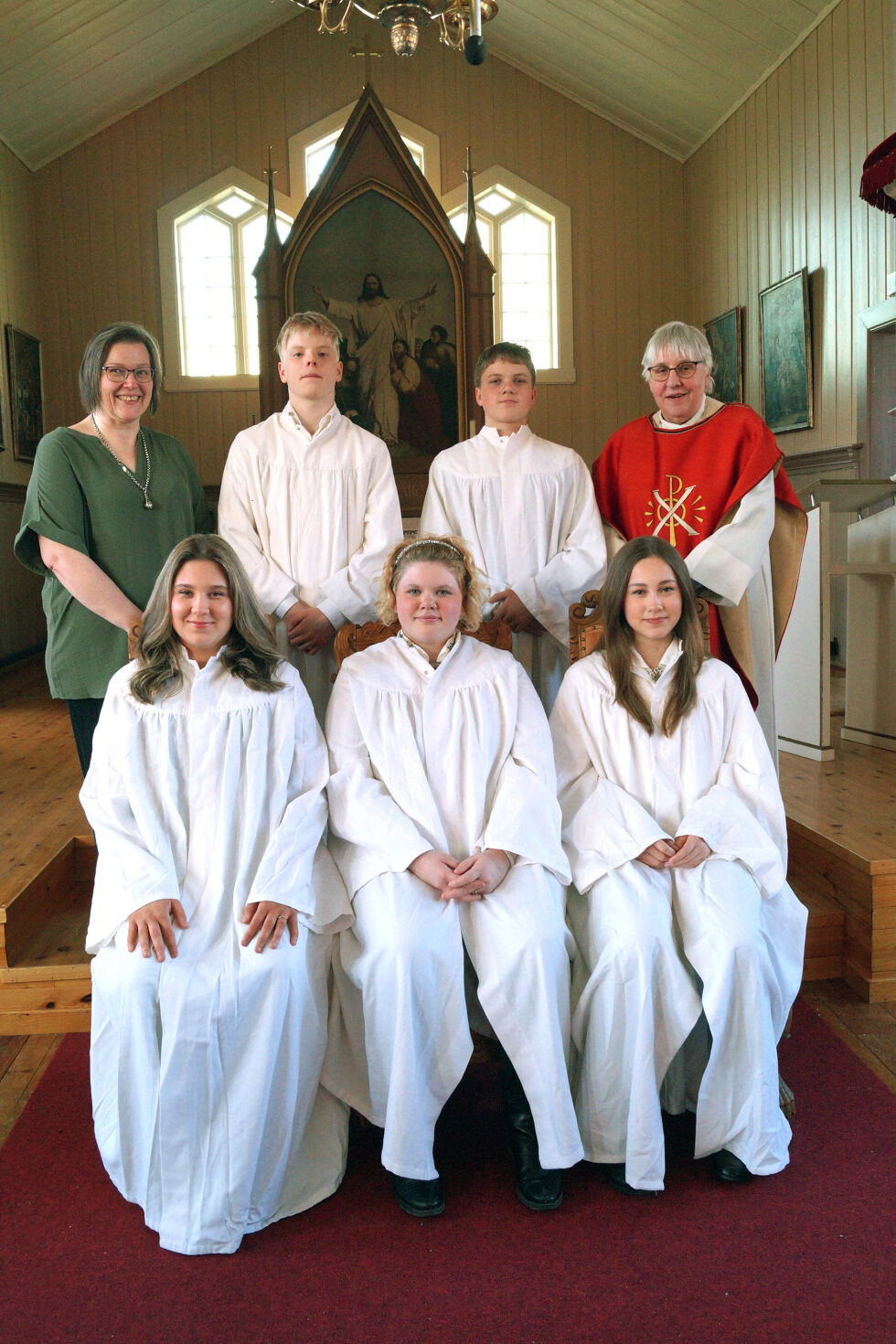 Konfirmanter i Leka kirke 3. mai 2025:
Konfirmantlærer Tove Lillian Skjønsberg, Jarle Johnsen Skogsøy, Marius Solsem og Prest Brit Karin Theimann.
Foran: Anna Frisendal Borgan, Thilde Sørø og Eirin Myrvold Pettersen.
 Foto: Linda Beate Ressem Johansen
