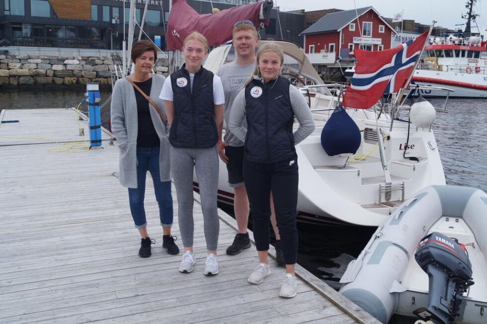Foran: Havnevertene Julie Larsen og Amalie Øyahals, bak står sekretær Tone Ingebrigtsen og nestleder Klas Arve Larsen fra Rørvik båtforening. Her foran seilbåten "Lise" fra Son.
