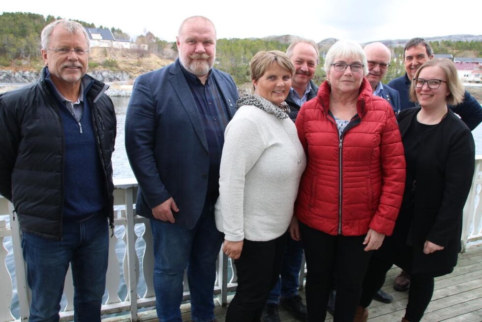 Fredag hadde de nye eierne møte med Nærøy kommune og Nærøykirkas venner for å presentere noen av sine planer rundt Nærøya. Fra venstre: Olav Refvik, varaordfører Rune Arstein, enhetsleder for kultur og fritid Kari L. Hestad, drift- og utviklingssjef Håvard Hernes, leder for Nærøykirkas venner Anne Lise R. Arntsen, ordfører Steinar Aspli, Erik Fingtorp og Camilla Vågan.