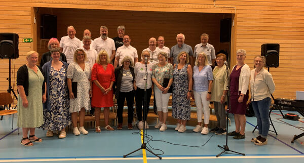 Leka blandakor med musikalske venner begeistret sitt publikum med sommerkonsert