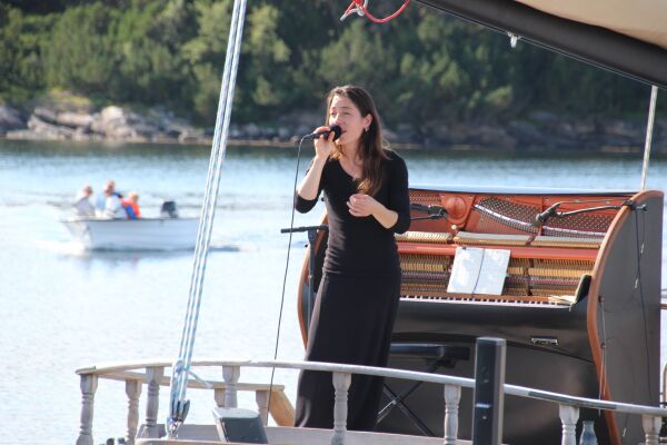 Søkte ly i Abelvær og takket folket for gjestfriheten med magisk konsert