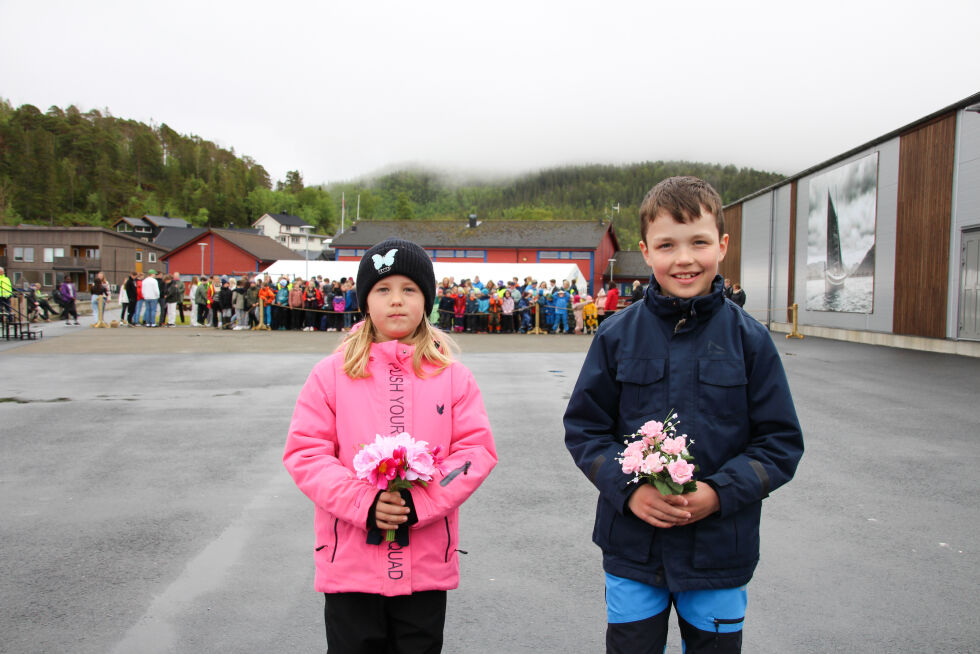 Maia Lundseng (9) og Fredrik Øren Helstad (9) får æren av å overrekke blomster til Kongeparet
 Foto: Hild Dagslott