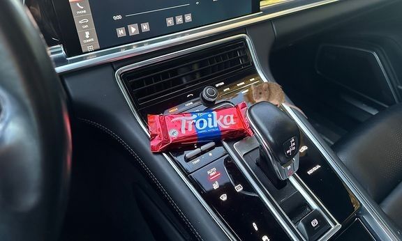 Kjeks, pastiller, sjokolade og nøtter er det mange som har liggende i bilen. Dette er godsaker også for mus. Derfor må du rydde bilen for disse fristelsene. Få ut gammelt sjokolade- og ispapir og støvsug brødsmuler og slike ting
 Foto: NAF