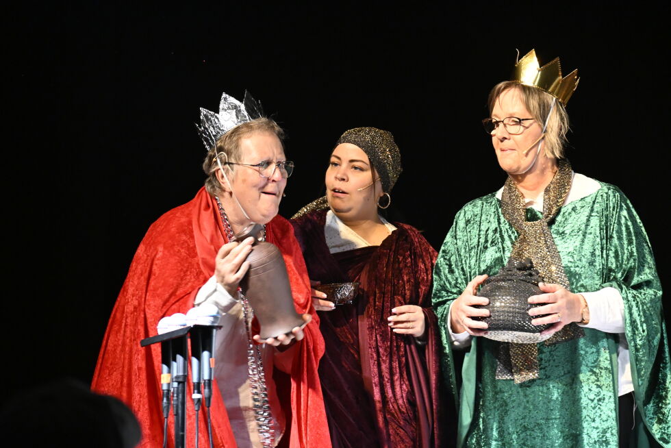 De hellig etre konger tok turen innom. Aud Haug, Lisbeth Kvarsvik og Barbra Neerland.