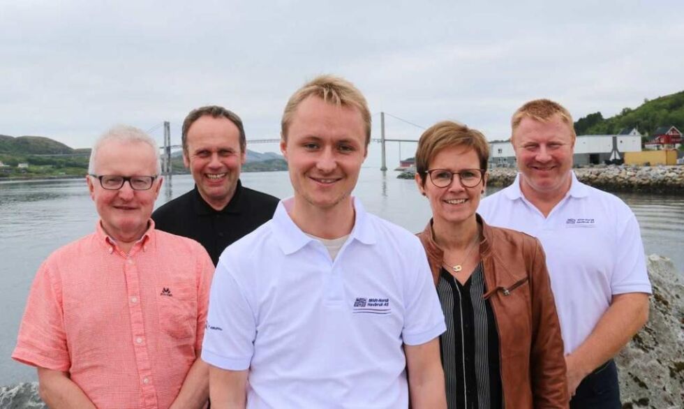 NTS Managements Roy Schjølberg Brevik (i midten) og Tove Torstad blir sentrale koordinatorer når Bjørøya og Midt-Norsk Havbruk styrker sin posisjon i eksportmarkedet. Konsernsjef Per Anton Løfsnes i Bjørøya (fra venstre), administrerende direktør Harry Bøe i NTS ASA og daglig leder Frank Øren i Midt-Norsk Havbruk (helt til høyre).