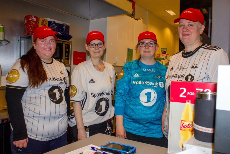 Monica Barø, Therese Tuven, Gunn-Elisabeth Tuven og Linn Guriby ved Esso Kolvereid gikk på jobb i fotballuniformer.
 Foto: Stine Vikestad