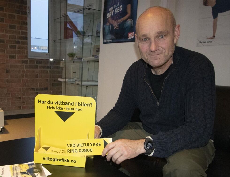 Rådgiver Egil Solstad i Nærøysund kommune oppfordrer folk til å ha slike viltbånd liggende i bilen slik at de kan brukes til å merke ulykkessted. Det gjør det enklere å starte ettersøk etter påkjørte dyr.
 Foto: Nærøysund kommune