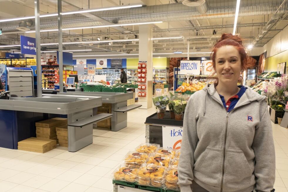 Butikksjef Line Renate Riise har hatt en travel dag etter at varsel om stengning av skoler og barnehager ble kjent.