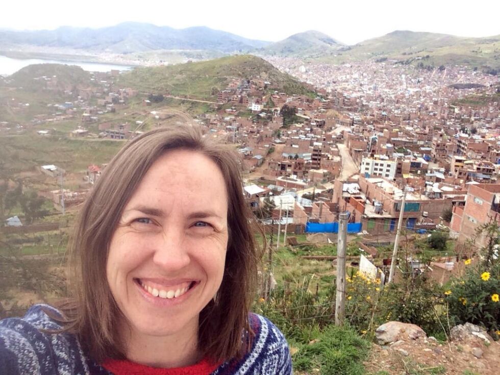 Her er sosiallærer ved Val vgs. Cathrine Sivertsen i byen Puno i Peru. Samme dag fikk hun og reisefølget hennes vite at landegrensene ble stengt. De måtte da i full fart komme seg til hovedstaden Lima med buss og fly. Hun sier at på dette bildet ante hun fred og ingen fare.
 FOTO: Privat