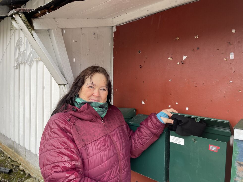 Heidi synes det er artig å gi oppmerksomhet til andre ved å legge små ting i postkassen.
 Foto: Renate Rosenvinge