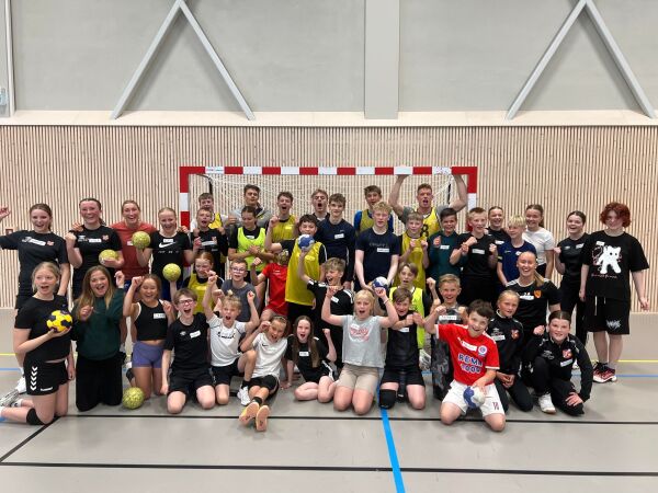 Stjernespillere inspirerte unge talenter på håndballskole på Terråk