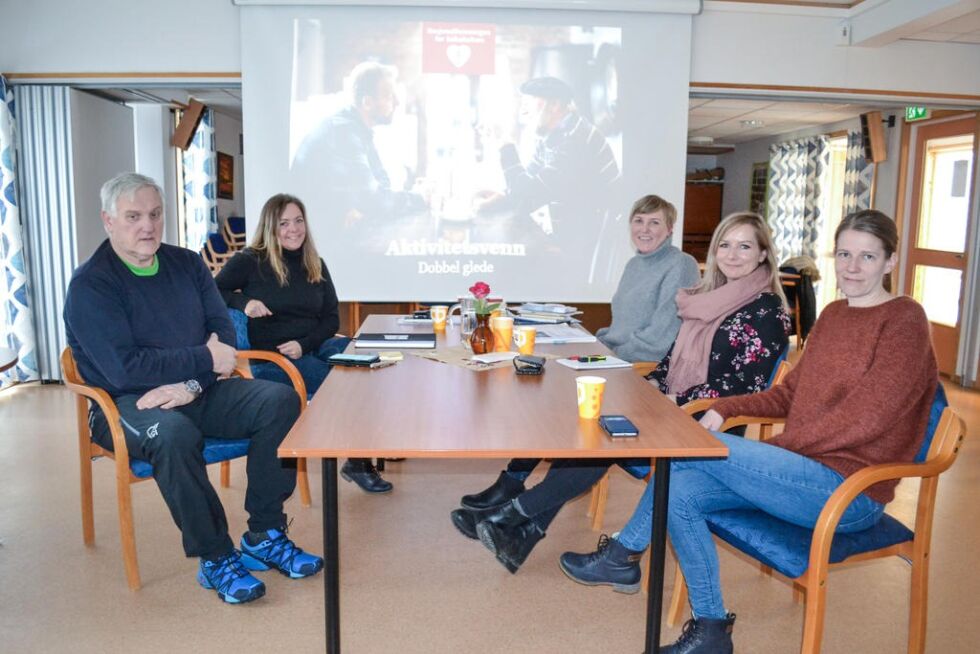Disse er med i en arbeidsgruppe for å få til aktivitetsvenner til demente. Fra venstre: Reinert Eidshaug fra Eldrerådet, Ann-Heidi Buvarp fra frivillighetssentralen, aktivitetsleder Tone Nygård, sykepleier Solgunn Kjeøy og sykepleier Hilde Aukrust.