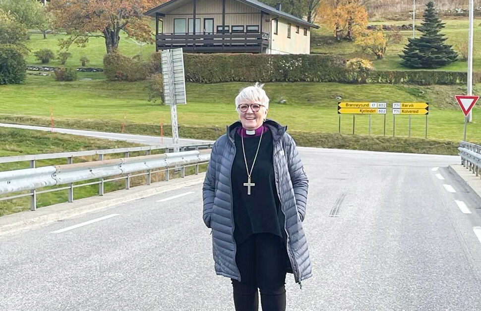 Biskop Ann-Helen Fjeldstad Jusnes hadde bispevisitas i Bindal i september 2021. Bildet er fra Bogen bru der hun står på grensen mellom Nordland og Trøndelag.
 Foto: Hild Dagslott