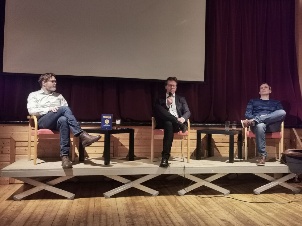 Panelet med foredragsholdere under Gullseminaret. Fra venstre: Gregard Mikkelborg, Rune Østgård og Marius Kjærstad.
 Foto: Andreas Gatare Øvergård