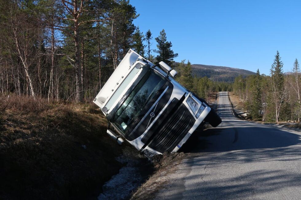 Det gikk bra med sjåføren som selv ringte etter hjelp for å få lastebilen opp av grøfta igjen.