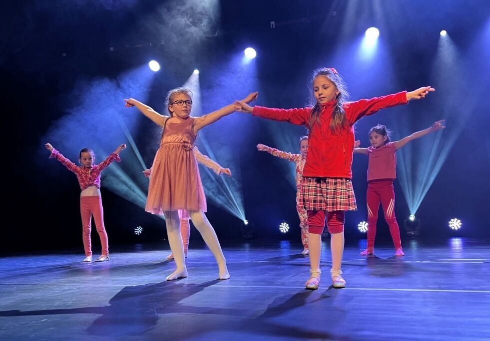 120 unge dansere skal vise fram det de har øvd på den siste tiden på scenen i Nærøysund kulturhus.
 Foto: Kulturskolen i Nærøysund