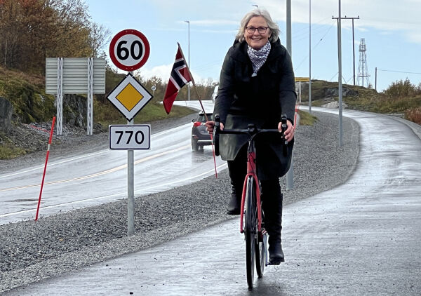 - Takk til de som har laget denne Rolls Roycen av en gang- og sykkelvei!
