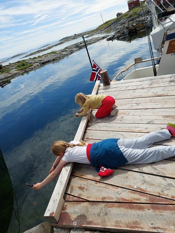 Frida og Elida Johansen fisker etter krabbe.
 Foto: Anita Høvik