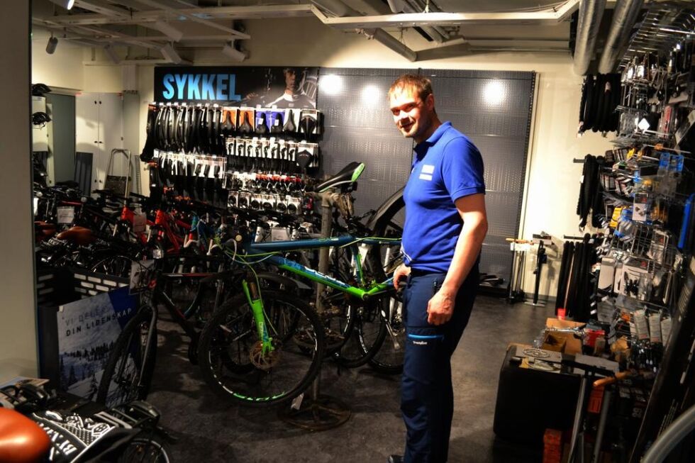 Einar Hansvik på Hansvik Sport på havnesenteret på Rørvik, sier sykkelturister vil få god hjelp hos de med å preparere syklene sine for veiene i Ytre Namdal.