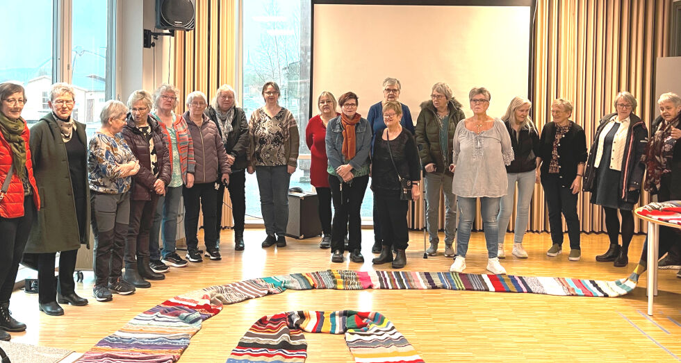 Alle som deltok i strikkeprosjektet samlet seg foran den imponerende 32 meter lange sokken under avdukingen.
 Foto: Renate Rosenvinge