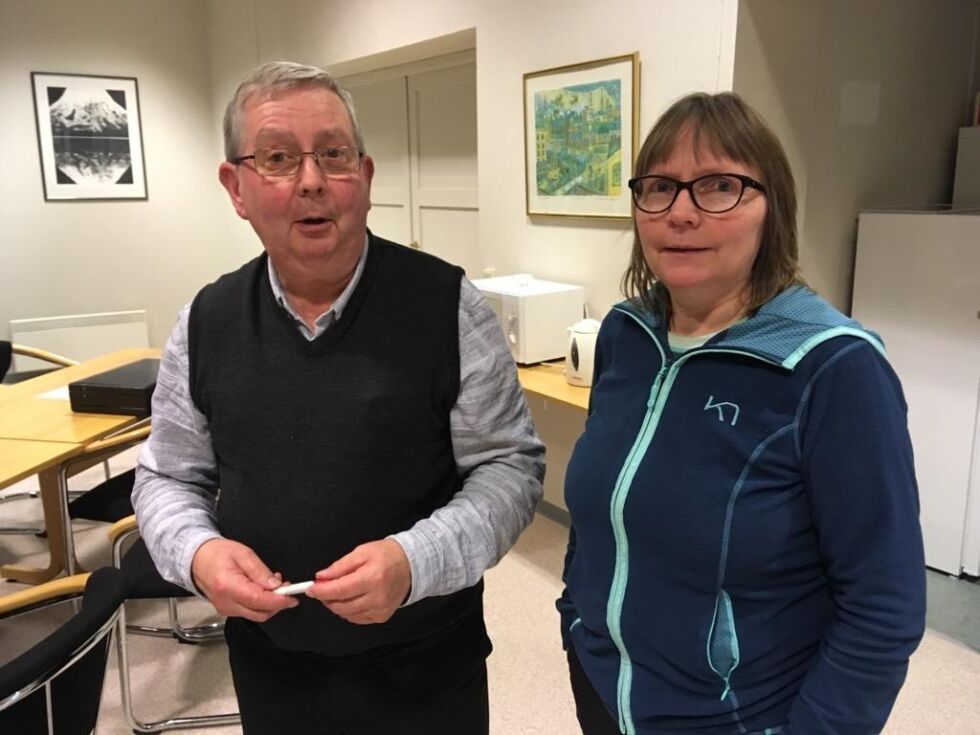 Avtroppende leder Egil Kjølsøy og nyvalgt leder Liv Govasli i Nærøy Historielag.