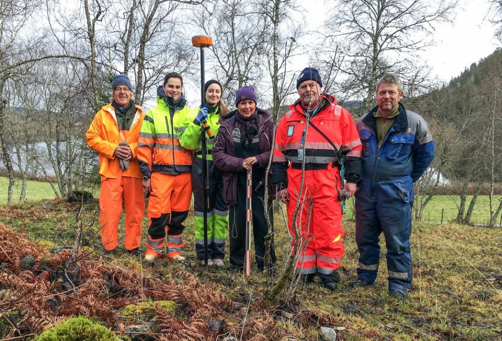 Fra høyre grunneier Ørjan Hultgren, konservator Trøndelag fylkeskommune Lars Forseth, konservator Kystmuseet Rørvik Kristin Kjønsø, student NTNU Sigrid Vadstein, student NTNU Arunas Palionis og Sigmund Alsaker.
 Foto: Privat