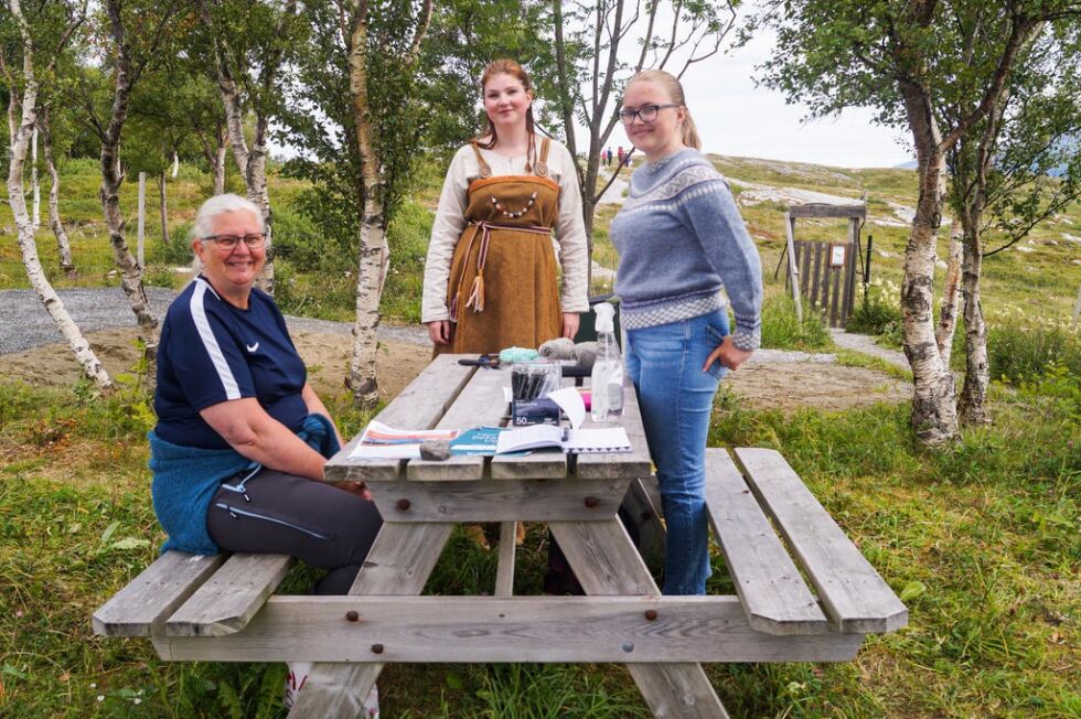 Rigmor Reppen, Astrid Reppen og Anne Stine Holand Floa registrerte deltakerne i Våttvika.