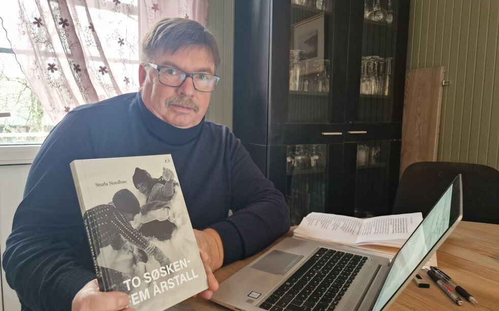 Sturla Nordbøe viser frem sin nye bok: "To søsken - fem årstall"
 Foto: Frank Jenssen