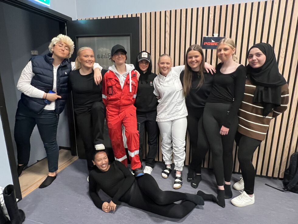 En del av gjengen fotografert rett før generalprøve.