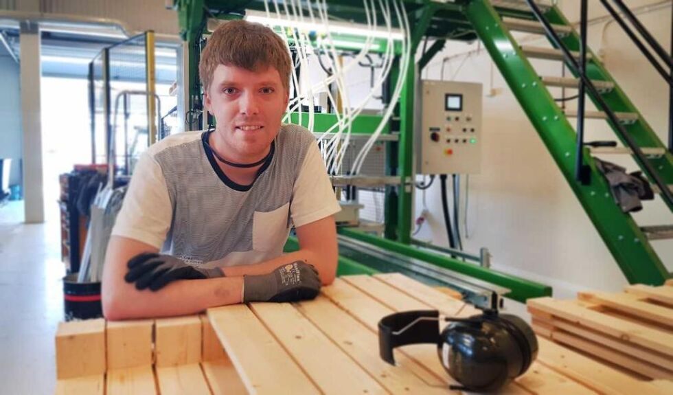 TO JOBBER: Vegard har vokst inn i to jobber som han stortrives i; som operatør ved den nye pallefabrikken i Rørvik – og som montør og altmuligmann hos Nærøysund Maskinsenter.
 Foto: Tom Lysø
