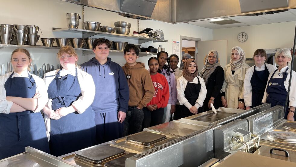 Skolens kokkeelever får besøk av folk fra en rekke land når det skal tilberedes mat fra mange verdenshjørner 13. mars.
 Foto: privat