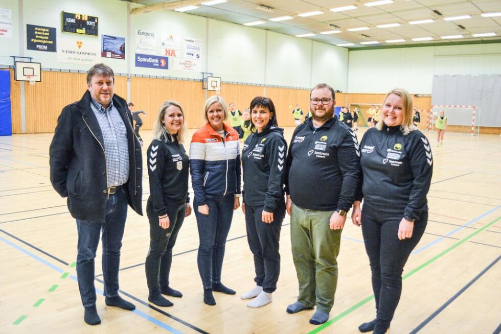 Fra venstre: Leder i Kolvereiddagskomiteen Åke Rønningen, leder i KIL Håndball Line Fallmyr, Ann Kristin Torsvik fra Sparebank 1, Margaret Hammer fra KIL håndball, leder i Kolvereid idrettslag Anders Rohde og Astrid Øie Johansen fra KIL Håndball er alle spente før helgas kamper i Nærøyhallen.