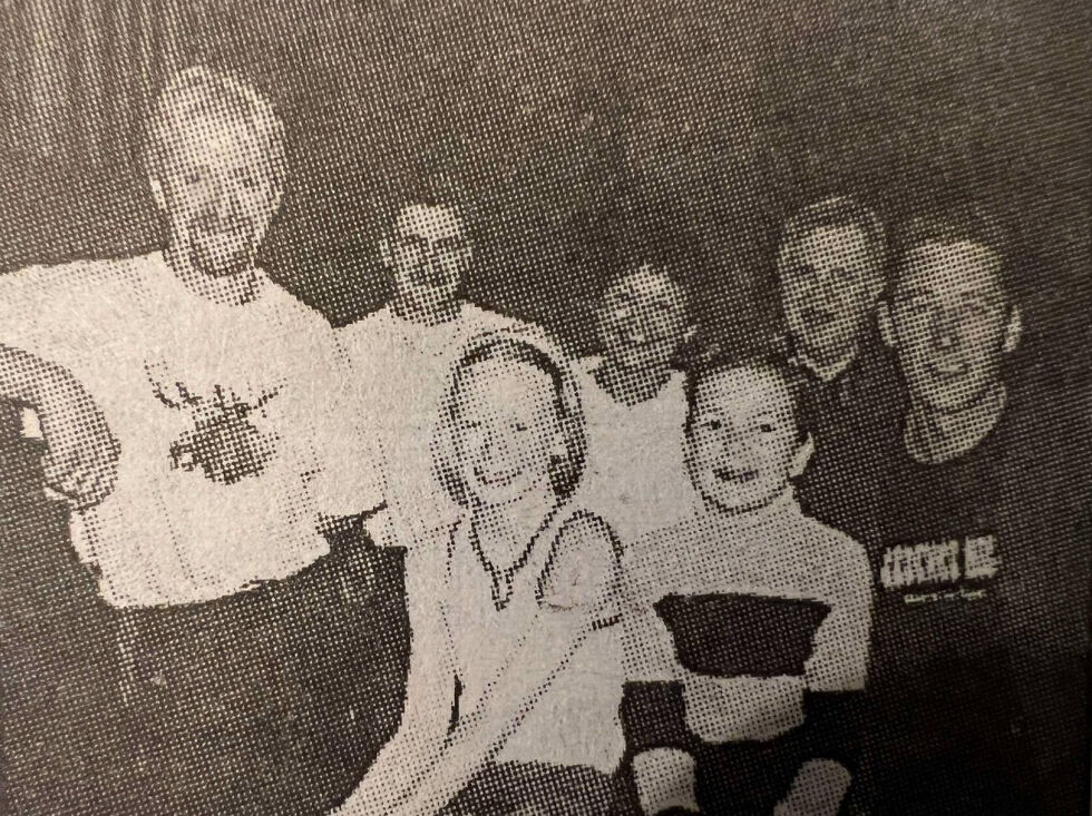 Ofstad-gjengen var klare med ny revy. Den fikk navnet "Egentlig har vi itj ti". På bildet: Kjell Østrem, Arne Olav Evenstad, Helge Ofstad, Linn Mari Østrem, Tone Evenstad og Ulf Grande.