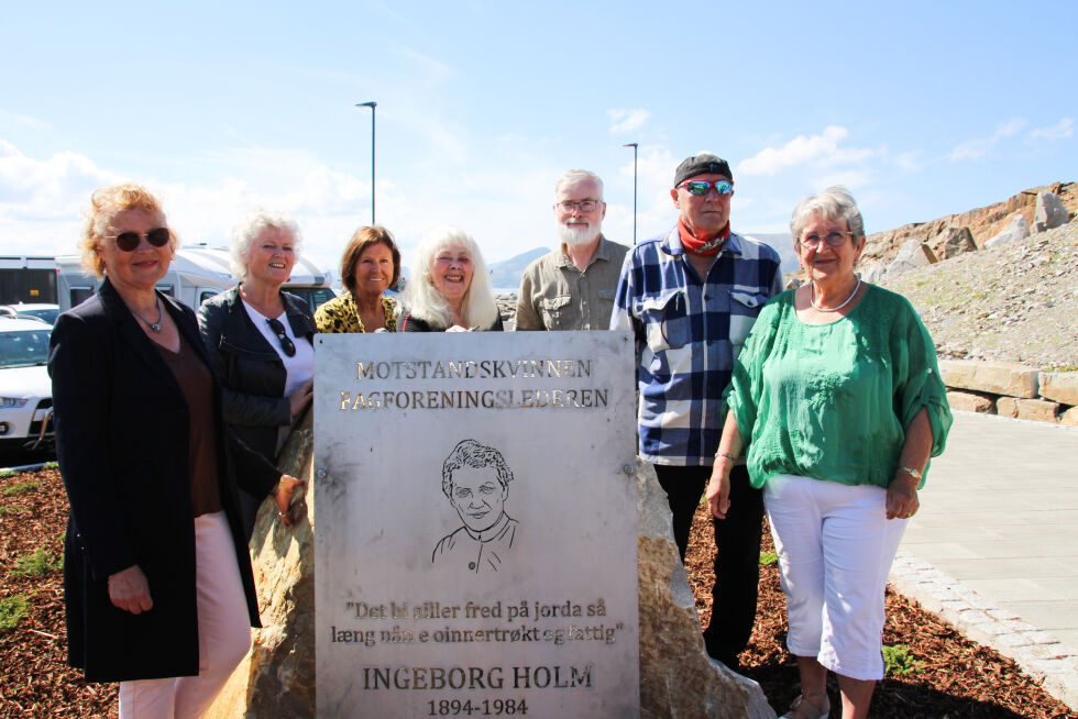 Forfattere av boka, medlemmer av minneplakett-gruppen og slektninger av Ingeborg Holm ved minneplaketten. Fra v. Berit Hernes-Jacobsen, Goggi Sæter, Olaug Mikalsen, Berit Eide, Jens Christian Berg, Arnold Jacobsen og Karin Solstad.
 Foto: Hild Dagslott