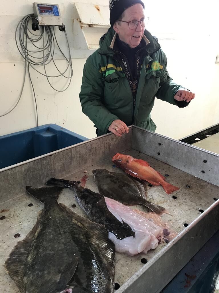 Faglærer Liv Reiersen ved YNVS informerte sine elever om fiskeslagene.
 Foto: Jørgen Vikestad