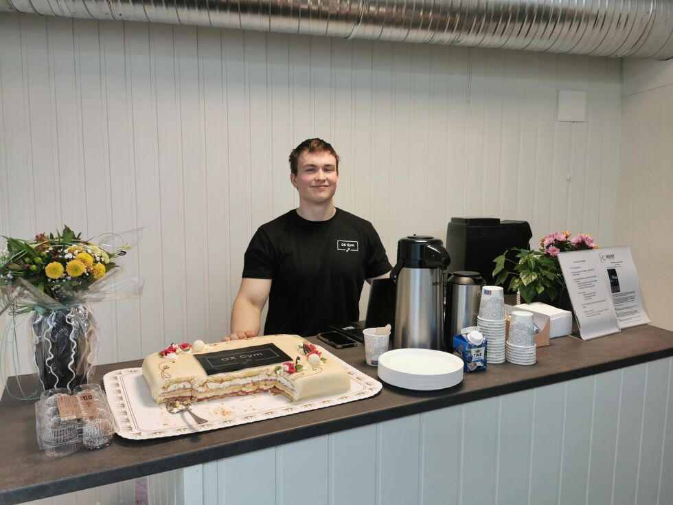 Eskil Dekkerhus ønsket velkommen med kake og kaffe under åpninga mandag.
