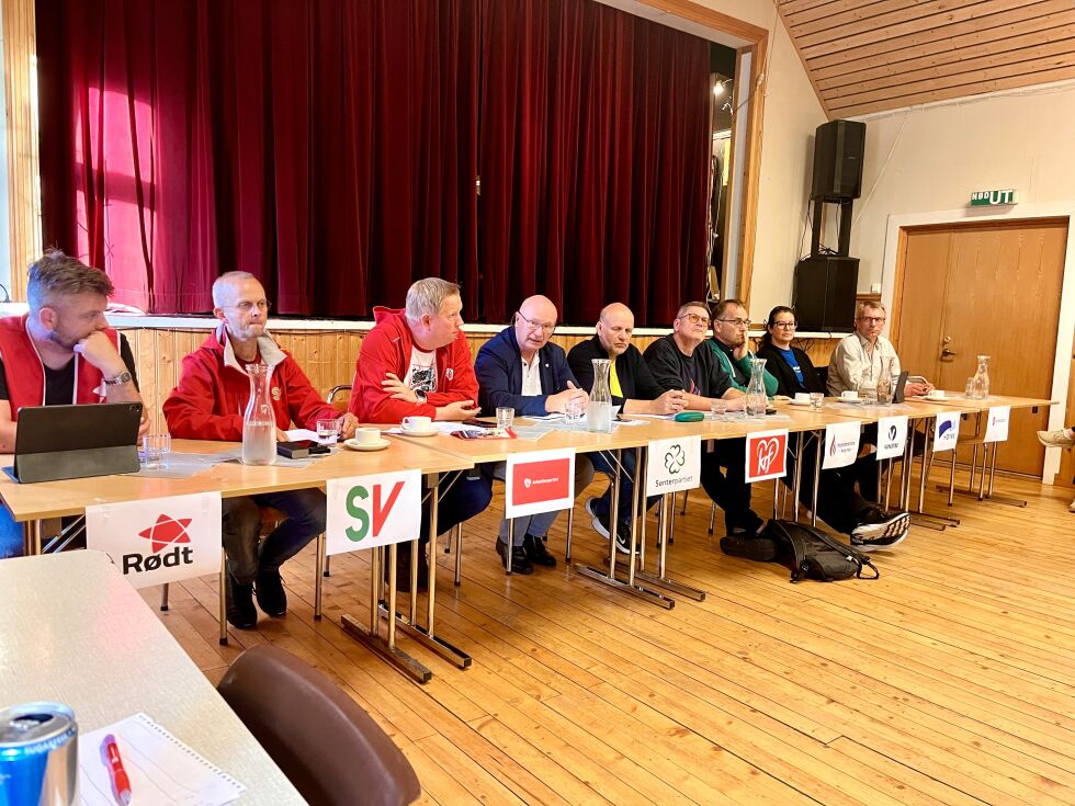 Fredrik Duna (R), Frode Setran (SV), Amund Hellesø (Ap), Steinar Aspli (Sp), Petter Stevik (KrF), Jan Einar Gravseth (ND), Bjørn Ola Holm (V), Andrea Nogva (H) og Terje Settenøy (Frp) deltok i debatten som ble ledet av Morten Ludvigsen.